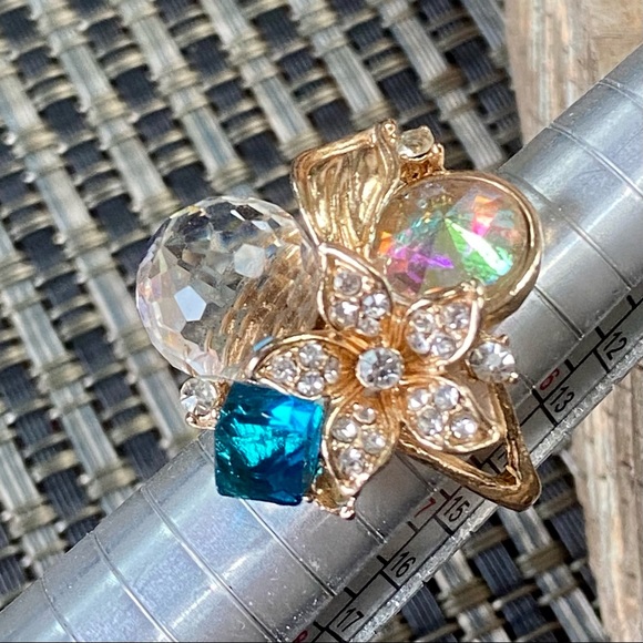 Beautiful Vintage Cluster Flower Ring with Blue and Clear Crystals (size 6.5) - Picture 11 of 13
